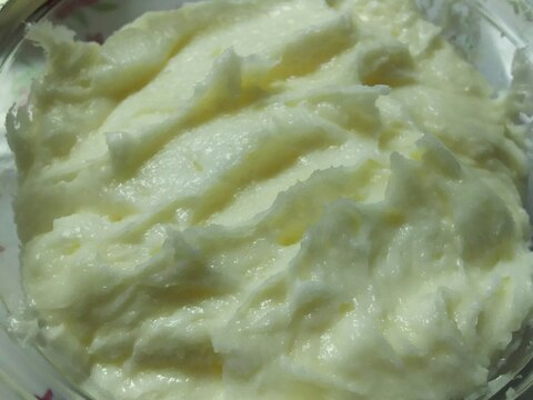 チーズ風味のバタークリーム風なクリーム。